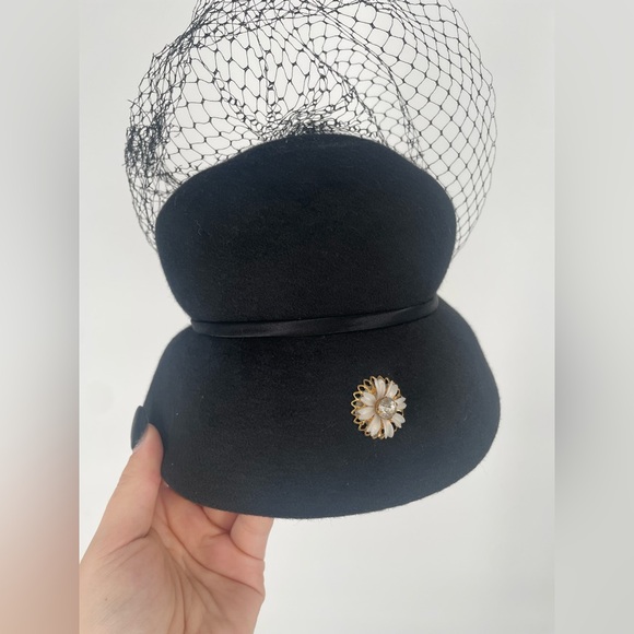 50s/60s Black Pillbox Style Wool Felt Hat With Netting And Flower Embellishment - Picture 7 of 15
